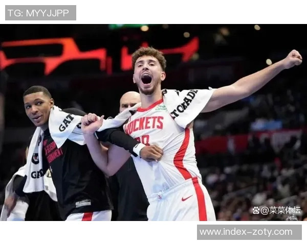 申京与亚当斯默契配合卡佩拉迅速融入双塔战术体系