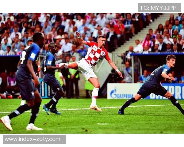 佩里西奇传中助攻布翁乔尔诺头球乌龙埃因霍温迅速扳平比分